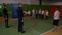 komendant powiatowy policji w Łęczycy z uczestnikami konkursu podczas ogłoszenia wyników i wręczenia nagród