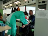 uczestnicy zbiorki podczas badania w ambulansie.