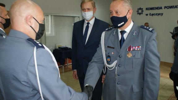 Komendant Powiatowy wręcza awanse policjantom