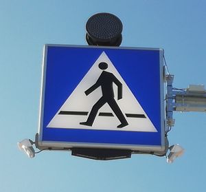 Znak drogowy uwaga przejście dla pieszych.