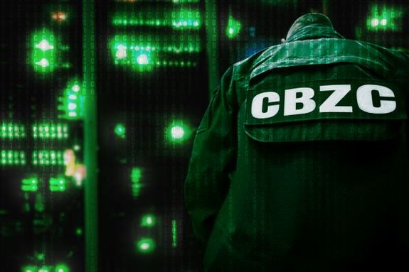 Grafika przedstawia stojącego tyłem umundurowanego funkcjonariusza Centralnego Biura Zwalczania Cyberprzestępczości.