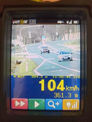 Zdjęcie ręcznego miernika prędkości z pomiarem pojazdu.