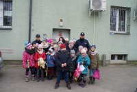 wizyta dzieci w komendzie policji w Łęczycy.