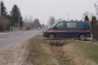 Radiowóz na drodze i pojazd służby ochrony kolei.