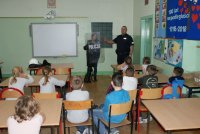 Policjanci na spotkaniu w klasie z dziećmi.