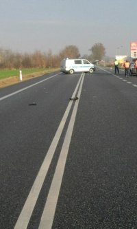 Na drodze radiowóz zabezpiecza wypadek.