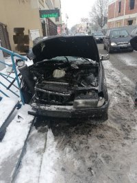 Uszkodzony samochód na drodze.