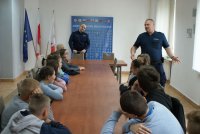 Wizyta uczniów z Czernikowa w komendzie policji.