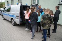 Wizyta uczniów z Czernikowa w komendzie policji.