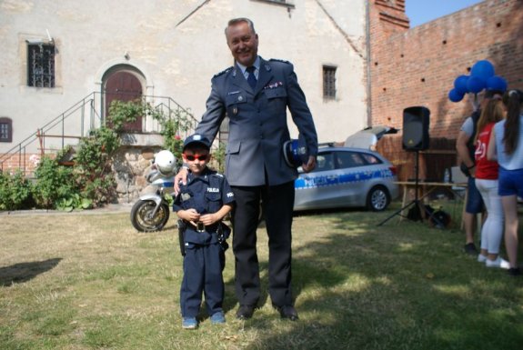policjant w mundurze z dzieckiem w mundurze policjanta