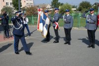 Komendant Wojewódzki Policji w Łodzi wita się ze Sztandarami  policji oraz szkół.