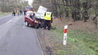 policjant podczas oględzin pojazdu.