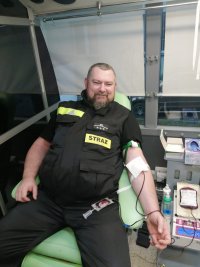 krwiodawcy podczas zbiorki krwi.