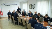 uczestnicy odprawy służbowej podczas prezentacji.