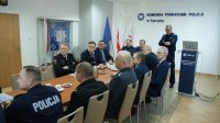 uczestnicy odprawy służbowej podczas prezentacji.