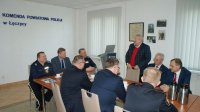 uczestnicy odprawy służbowej podczas prezentacji.