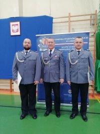 wyróżnieni policjanci z komendantem powiatowym policji w Łęczycy.