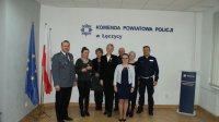 odznaczone medalem wraz z kadrą kierowniczą KPP w Łęczycy.