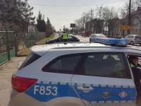 policjanci z radiowozem podczas kontroli pojazdów.