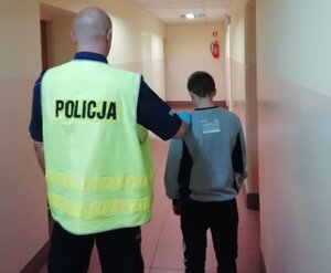 policjant z zatrzymanym nieletnim.