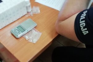 waga elektroniczna, dilerki z narkotykiem i napis policja.