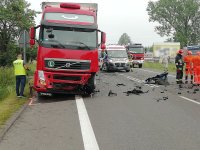 policjant podczas pracy na miejscu wypadku.