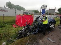 policjant podczas pracy na miejscu wypadku.