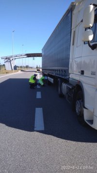 policjanci i inspektorzy podczas kontroli.