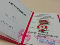 Widok legitymacji oraz odznaki Zasłużony Honorowy Dawca Krwi.