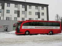 Na zdjęciu na tle budynku łęczyckiej komendy znajduje się biało-czerwony autobus z napisem „Mobilny punkt poboru krwi. Ministerstwo zdrowia”.