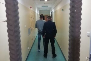 policjant z jednym z zatrzymanych