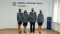 TRZY POLICJANTKI W MUNDURZE WŚRÓD NICH POLICJANT.