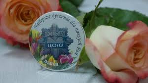 kwiaty, button z grafika policji i napisem najlepsze życzenia dla naszych Pań.