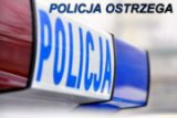 Napis w górnym prawy rogu
POLICJA OSTRZEGA. 
Tło grafiki to sygnały radiowozu.