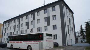 ambulans na tle budynku komendy policji.