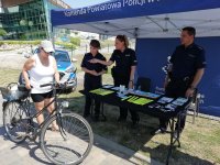 policjanci i policjantki podczas rozmowy z odwiedzającymi ich stanowisko promocyjne.