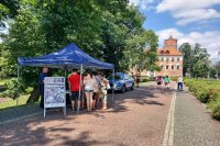 policjanci podczas spotkania z odwiedzającymi stanowisko promocyjne.