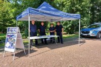 policjanci podczas spotkania z odwiedzającymi stanowisko promocyjne.