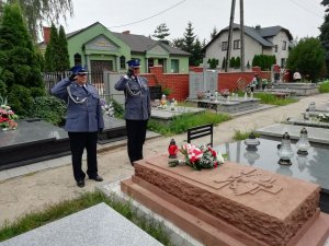 Komendanci przy grobie na łęczyckim cmentarzu.