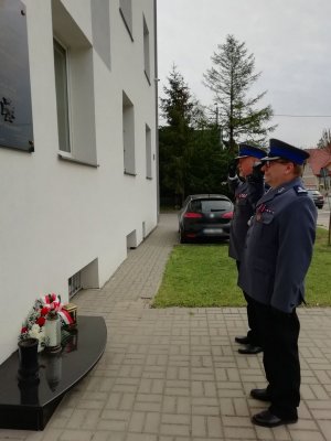 Komendanci i Starosta Łęczycki przed tablica składają kwiaty.
