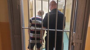 policjant z zatrzymanym w policyjnym areszcie.