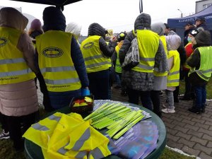 Policjanci, uczestnicy wydarzenia ubrani w kamizelki odblaskowe.