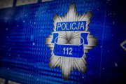 Grafika policyjnej odznaki z numerem 112 na niebieskim tle.