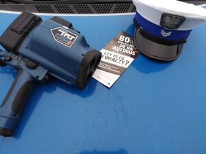 na masce radiowozu radar do pomiaru prędkości i czapka policyjna.