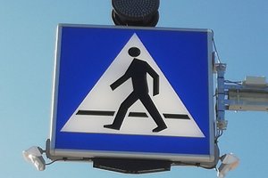 znak drogowy oznaczający przejście dla pieszych.