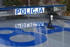 dach policyjnego radiowozu z widocznym napisem POLICJA.