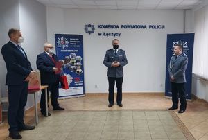 Policjanci wraz ze Starostą i Burmistrzem w sali odpraw Komendy Powiatowej Policji w Łęczycy.