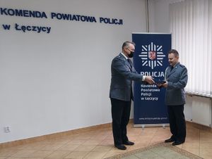 Policjanci wraz ze Starostą i Burmistrzem w sali odpraw Komendy Powiatowej Policji w Łęczycy.