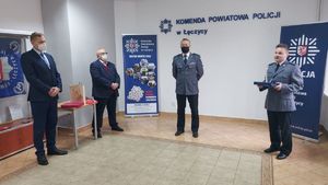 Policjanci wraz ze Starostą i Burmistrzem w sali odpraw Komendy Powiatowej Policji w Łęczycy.