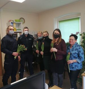 Policjanci z kobietami w jednym z odwiedzanych urządów.